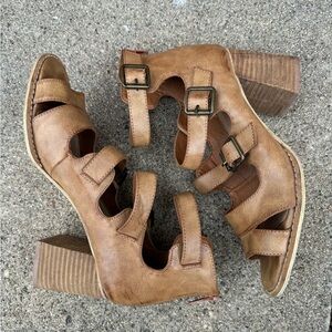 leather buckle chunky heeled sandals